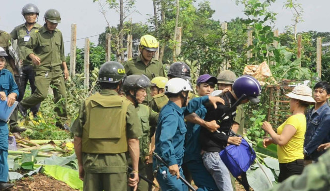 Hành động “mời” anh Thanh Hải ra khỏi nơi cưỡng chế mà theo UBND huyện Krông Búk là “mời hơi quá tay” - Ảnh cắt từ video clip