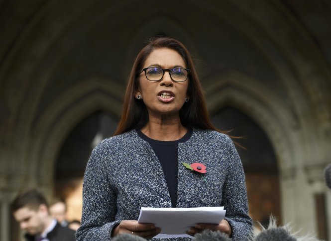 Gina Miller, nhân vật dẫn đầu nhóm khiếu nại lên tòa án thượng thẩm Anh, phát biểu bên ngoài tòa án ở London ngày 3-11 - Ảnh: Reuters