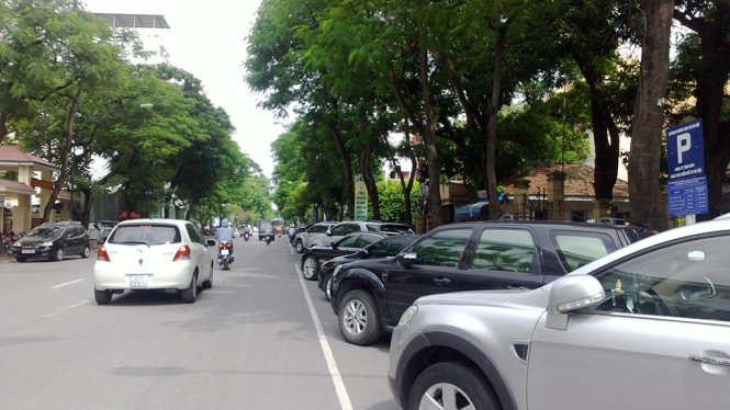 thay vì đỗ xe cố định một bên lòng đường, Hà Nội sẽ thí điểm đậu xe  dưới lòng đương theo ngày chẵn - lẻ tương ứng với dãy số nhà bên chẵn - bên lẻ (ảnh: một điểm trông xe ở đường Lý Thường Kiệt, Hà Nội) - Ảnh: T.PHÙNG