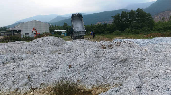 Hơn 30 tấn chất thải không qua xử lý được Công ty Đông Anh đổ xuống bãi đất trống - Ảnh: VĂN ĐỊNH