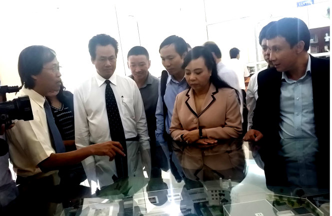 Bà Nguyễn Thị Kim Tiến, Bộ trưởng Bộ Y tế đang nghe ban lãnh đạo Bệnh viên Trung ương Huế báo cáo công việc vào sáng 4-11 - Ảnh: NHẬT LINH