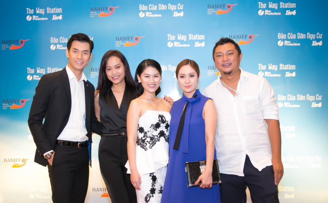 Đạo diễn Phan Gia Nhật Linh (bìa phải) đế chia vui cùng ê-kip) - Ảnh ĐPCC