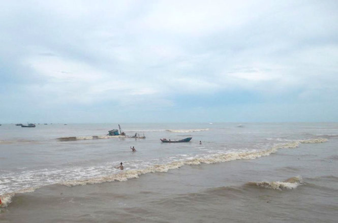 Tàu chìm tại La Gi đang được trục vớt lên bờ vào ngày 4-11 - Ảnh: QUANG HƯNG