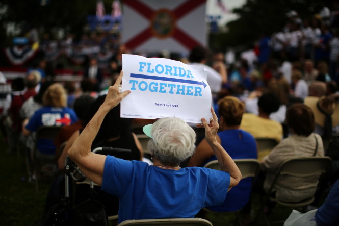Cử tri đảng Dân chủ trong sự kiện vận động của bà Hillary Clinton tại TP Pembroke Pines, bang Florida ngày 5-11 - Ảnh: Reuters