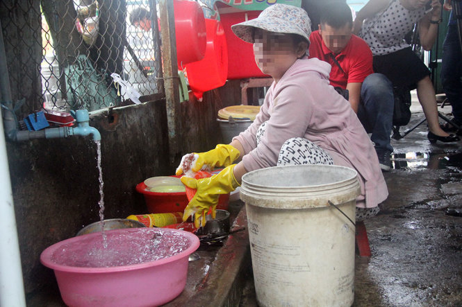 Mặc dù đã được cung cấp nước sạch nhưng một người dân tại P.Thới An, Q.12, TP.HCM vẫn còn quen sử dụng nước giếng trong sinh hoạt - Ảnh: Q.KHẢI