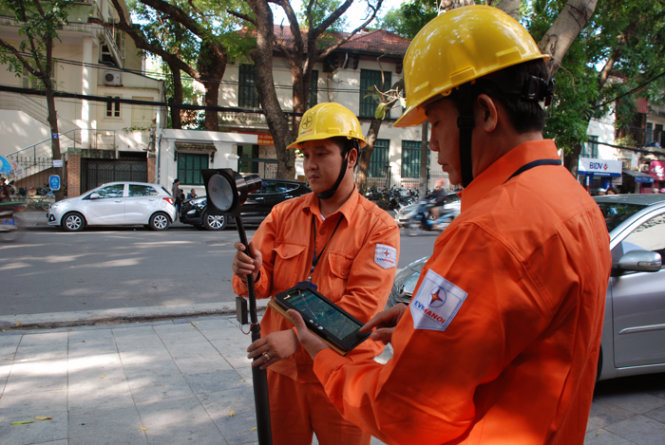 Áp lực tăng giá điện tăng nhưng theo các chuyên gia, khó có thể chỉ vì lỗ tỷ giá mà tăng giá điện. Trong ảnh: công nhân ngành điện đi chốt chỉ số công tơ. Ảnh: VIỆT HÀ
