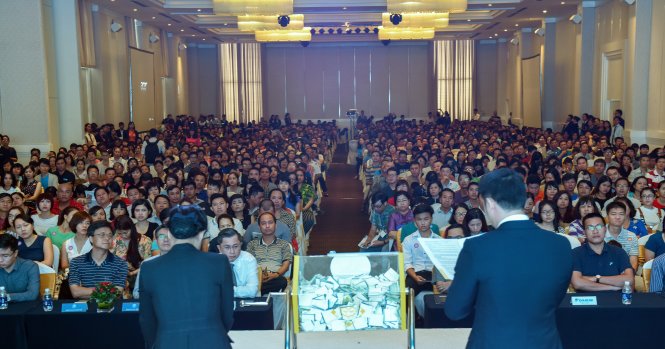 Các nhân viên ngân hàng chào vốn vay tại một lễ mở bán BĐS. Ảnh: ĐÌNH DÂN