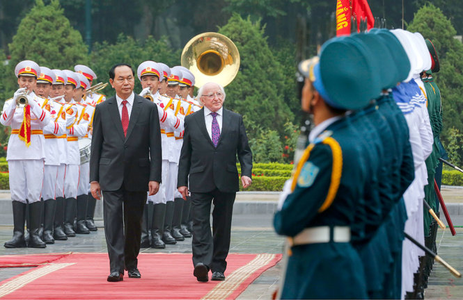 Chủ tịch nước Trần Đại Quang và Tổng thống Ireland Michael Daniel Higgins duyệt đội danh dự tại Lễ đón chính thức tại Phủ Chủ tịch - Ảnh: VIỆT DŨNG