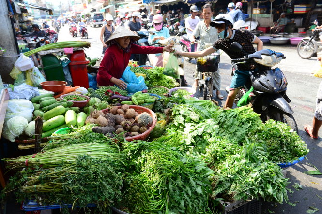 Người dân cần rau sạch nhưng hiện nay hầu hết rau xanh ở chợ không rõ nguồn gốc, cần biện pháp quản lý tốt hơn. Ảnh minh họa: Quang Định