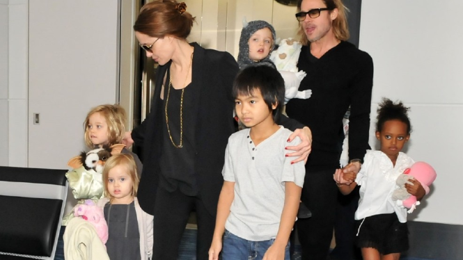 Hai vợ chồng Jolie và Brad Pitt và các con của họ, ảnh tư liệu năm 2011 - Ảnh: Zuma Press