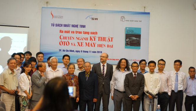 Các dịch giả và đội ngũ thực hiện dự án Tủ sách Nhất Nghệ tinh chụp hình kỷ niệm cùng sinh viên trong buổi ra mắt sách - Ảnh: Nhã Linh