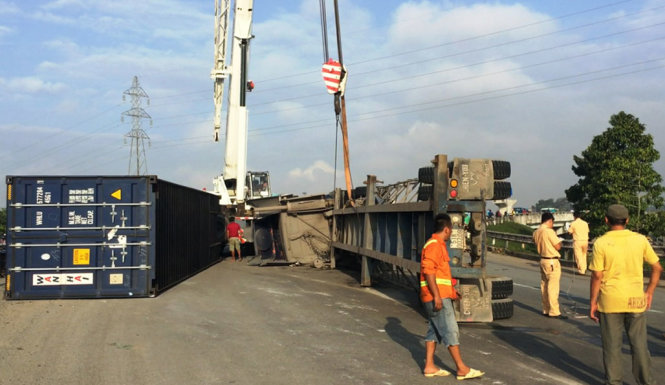 Thùng container nằm kềnh giữa đường  - Ảnh: TÂM ĐỨC