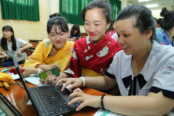 Học sinh Trường THPT Lê Quý Đôn, Q.3, TP.HCM trong tiết dạy và học đổi mới sáng tạo liên môn tích hợp sử - địa - Ảnh: NHƯ HÙNG
