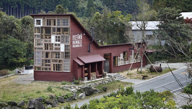 Bar Kamikatz Public House được xây hoàn toàn bằng vật liệu tái chế - Ảnh: BOREDPANDA