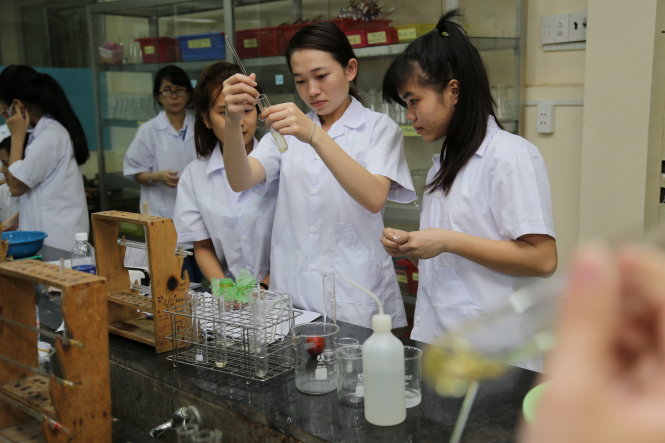 Sinh viên Trường ĐH Công nghiệp thực phẩm TP.HCM trong giờ thực hành thí nghiệm - Ảnh: NHƯ HÙNG