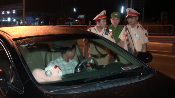 Ông Ngọc cố thủ trong xe ô tô