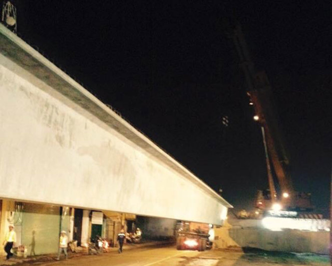 1 giờ sáng 10-11, đơn vị thi công đã lắp nhịp dầm đầu tiên ở cầu vượt Quốc lộ 1 A-nút giao thông Gò Mây.