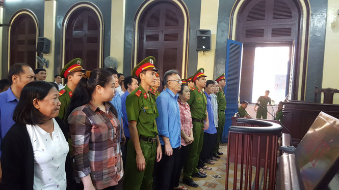 Các bị cáo đang nghe tuyên án - Ảnh: HOÀNG ĐIỆP
