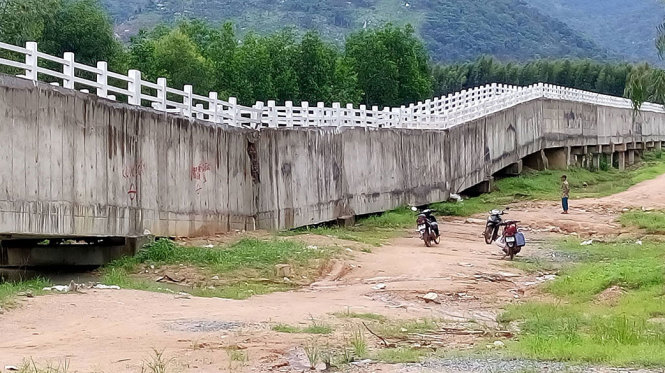 Cây cầu máng Sông Dinh 3 lúc bị gãy - Ảnh: NG.NAM