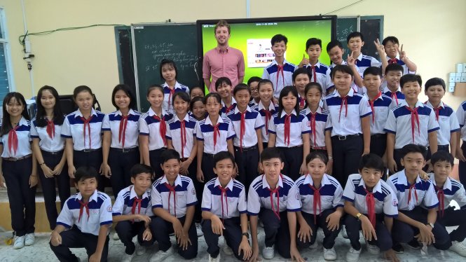 Thầy Ben Jamin Charles bên các học trò của mình - Ảnh: L.T. THỜi