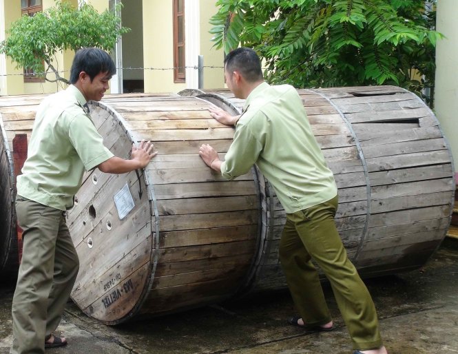 Các cuộn cáp quang lớn không rõ nguồn gốc được chở trên xe