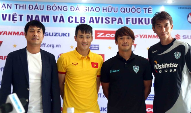 HLV Hữu Thắng, tiền đạo Công Vinh chụp hình lưu niệm với HLV Masami Ihara cùng đội trưởng Nakamura. Ảnh: N.K