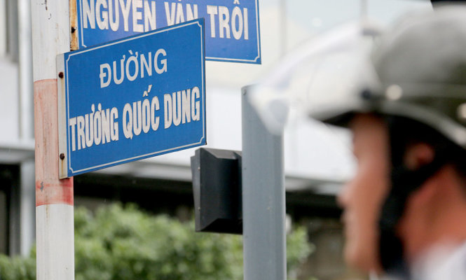 Tên đường Trương Quốc Dung (Q.Phú Nhuận, TP.HCM) ghi không đúng với tên danh nhân Trương Quốc Dụng - Ảnh: TIẾN LONG