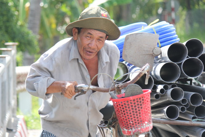 Ông Hoàng chở hàng thuê cho khách - Ảnh: MẬU TRƯỜNG