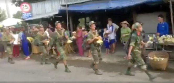 Ảnh trích từ clip cho thấy niềm vui của các anh bộ đội trẻ trước tấm lòng của người dân miền Tây qua những phần quà nhỏ ấm áp trao tay
