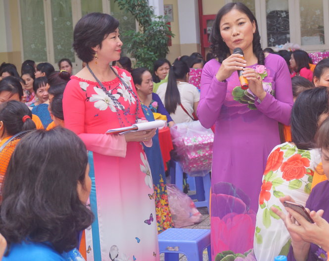 Cô Phạm Thị Hoa Nhài (phải), bảo mẫu Trường tiểu học Nguyễn Thái Học, tâm sự: “Bảo mẫu đi làm còn mang theo cả kim chỉ để kịp thời khâu quần áo cho học sinh” - Ảnh: H.HG.