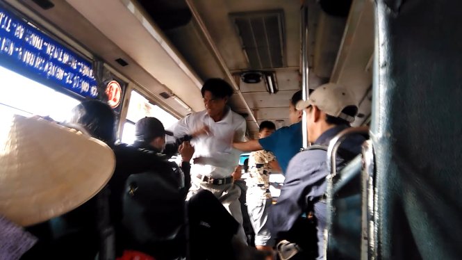 Ông Cường bán “thần dược” trên tuyến xe buýt số 12 từ Đồng Nai về TP.HCM hành hung một hành khách vì đã “lỡ” vạch mặt nhóm bán hàng này - Ảnh: LỘC PHÚ