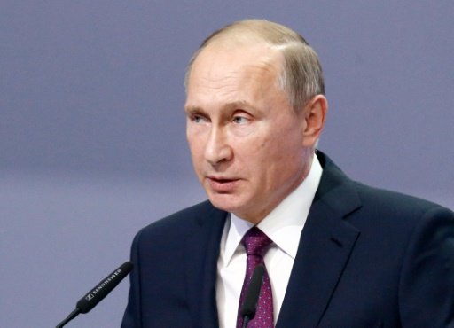 Tổng thống Nga Vladimir Putin trong bức ảnh chụp ngày 10-11-2016 khi đang nói chuyện điện thoại với ông Donald Trump - Ảnh: AFP