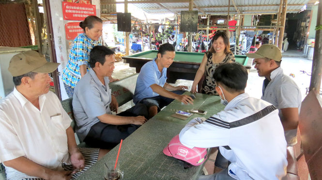 Nhiều người dân ở xã Lương An Trà, Tri Tôn (An Giang) đang tập trung tại một quán nước ở chợ bàn chuyện những lần tới gặp bộ đội hành quân dã ngoại sẽ tiếp tế thực phẩm, nước uống ngon sạch, nhiều dinh dưỡng hơn nữa - Ảnh: Đ. VỊNH