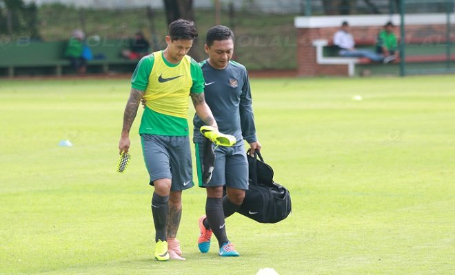 Irfan Bachdim (trái) lại lỡ hẹn với AFF Suzuki Cup. Ảnh: Bolabob.