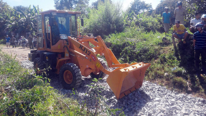 Thi công đường tạm ra phà cho dân qua lại sau vụ sập cầu treo Tà Lài