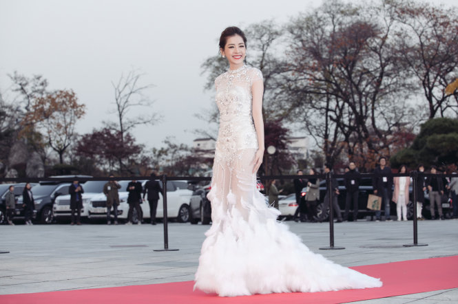 Chi Pu rạng rỡ trên thảm đỏ Asia Artist Awards 2016 - Ảnh: HẢI NGUYỄN