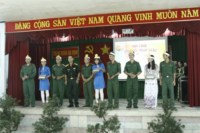 Bộ đội và sinh viên cùng giao lưu văn nghệ tại chương trình “Ngày pháp luật” Ảnh: C.K.