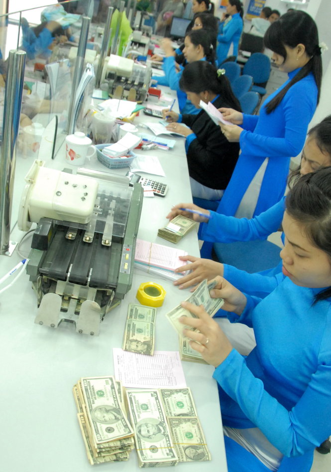 Ảnh minh họa: Giao dịch USD tại ngân hàng. Ảnh T.T.D