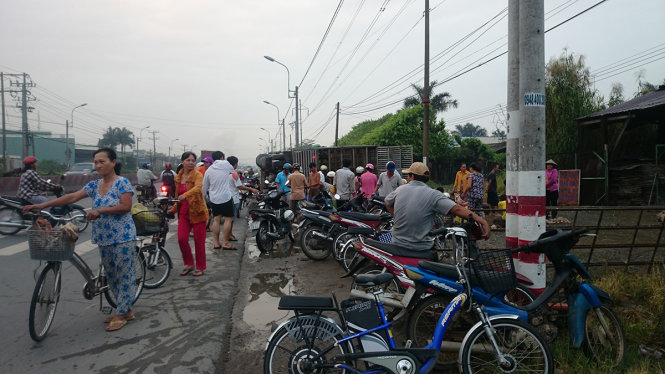 Dân đi đường ghé mua vịt chết giúp chủ vịt - Ảnh: An Long