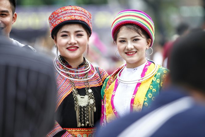 Hai thiếu nữ Mông rạng rỡ tại ngày hội - Ảnh: NAM TRẦN
