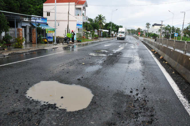 Quốc lộ 1 đoạn qua khu phố Phước Lý, trung tâm thị xã Sông Cầu lổ chổ ổ gà - Ảnh: DƯƠNG THANH XUÂN