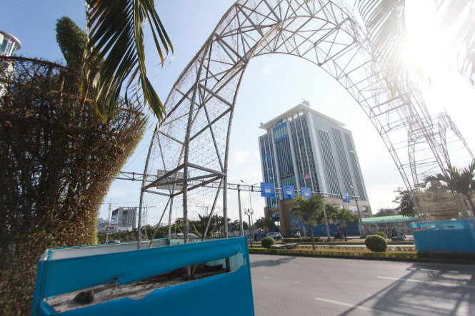Trong ngày 18-11, những chiếc đèn nháy không còn hoạt động được cuốn quanh cổng chào lối vào đường Lê Hồng Phong vẫn còn sót lại - Ảnh: Tiến Thắng