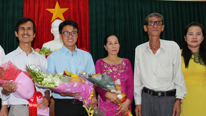 Dương Anh Vũ cùng cha mẹ, thầy cô của Vũ trong buổi tuyên dương sáng 19-11 - Ảnh: MINH TRÂN