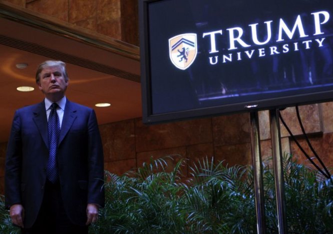 Tỉ phú Donald Trump đứng trước ĐH Trump ngày 23-5-2005 - Ảnh: AFP