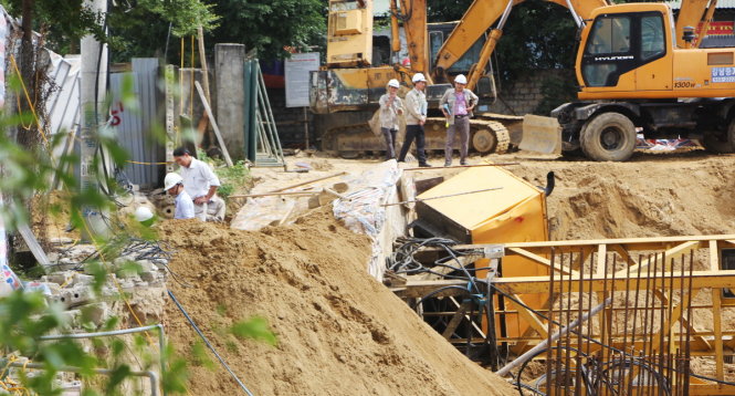 Lực lượng chức năng khám nghiệm hiện trường vụ sập cần cẩu tháp dự án chung cư và biệt thự liền kề Trường Thành 2 đè chết nam sinh lớp 10 chiều 14-11 - Ảnh: DOÃN HÒA