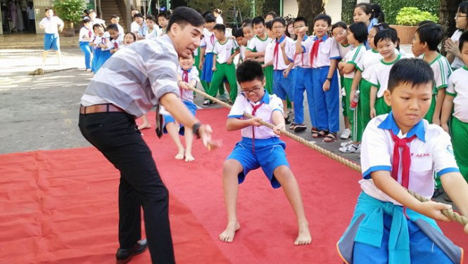 Thầy Nguyên và học sinh - Ảnh: Kim Thủy