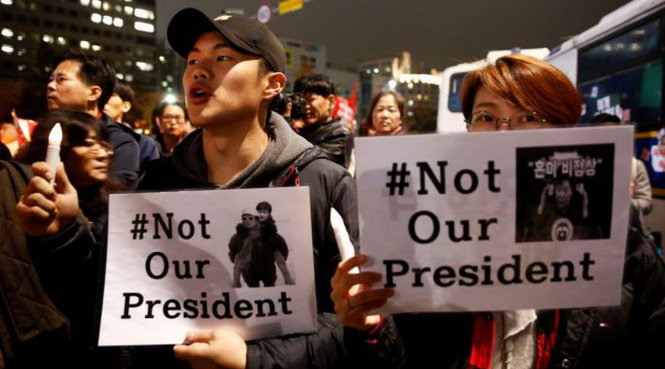 Người dân Hàn Quốc biểu tình phản đối tổng thống ở Seoul hôm 19-11 - Ảnh: REUTERS