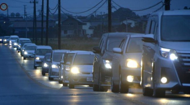 Xe chở người Nhật đi tránh sóng thần chạy ngay ngắn trật tự trên đường - Ảnh: AP