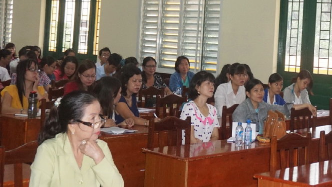 Giáo viên môn GDCD ở TP.HCM tham gia buổi tập huấn thiết kế câu hỏi trắc nghiệm cho đề thi, do Sở GD-ĐT TP tổ chức tại trường THPT Trưng Vương ngày 5-11 - Ảnh: H.HG.