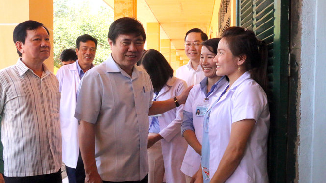 Ông Nguyễn Thành Phong - Chủ tịch UBND TP.HCM - thăm hỏi động viên học viên Trung tâm chữa bệnh Đức Hạnh (tỉnh Bình Phước) - Ảnh: YẾN TRINH